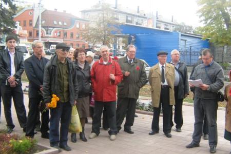 «Не забудем, не простим!». Барнаульские коммунисты возложили цветы к памятнику «Борцам за социализм»
