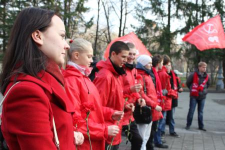 В день рождения ВЛКСМ свердловские комсомольцы отдали дань уважения героям революции 