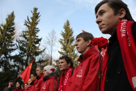 В день рождения ВЛКСМ свердловские комсомольцы отдали дань уважения героям революции 