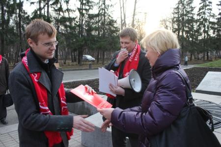 В день рождения ВЛКСМ свердловские комсомольцы отдали дань уважения героям революции 