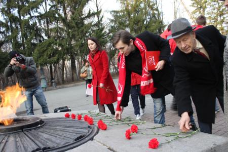 В день рождения ВЛКСМ свердловские комсомольцы отдали дань уважения героям революции 