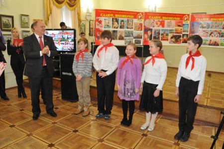 Салют, пионерия! Г.А. Зюганов наградил почетными грамотами юных художников