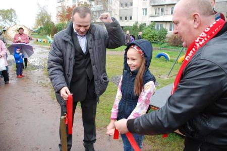 Ленинградская область. Благодаря коммунистам открыты детские площадки в Войскорово