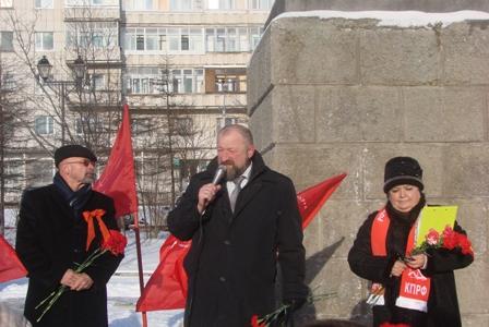 Магадан. Коммунисты провели торжественное шествие к памятнику В.И. Ленина