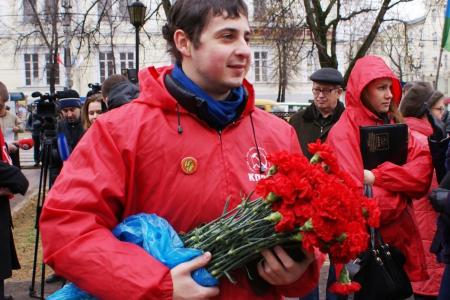 Коммунисты Тульской области отмечают 95-летие Великого Октября шествиями и митингами
