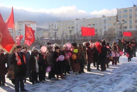 Магадан. Коммунисты провели торжественное шествие к памятнику В.И. Ленина