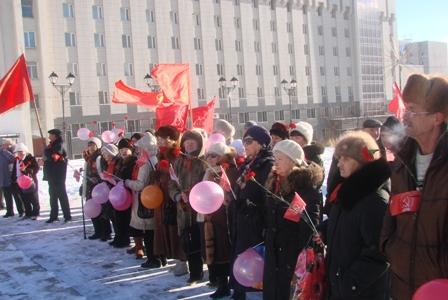 Магадан. Коммунисты провели торжественное шествие к памятнику В.И. Ленина