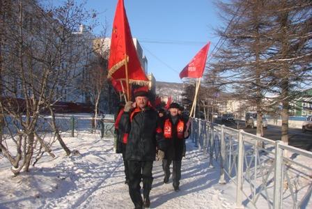 Магадан. Коммунисты провели торжественное шествие к памятнику В.И. Ленина