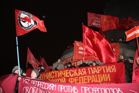 В Екатеринбурге прошла праздничная демонстрация, посвященная 95-летию Великой Октябрьской революции