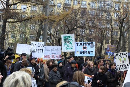 Москва. Митинг протеста против застройки сада имени Травникова