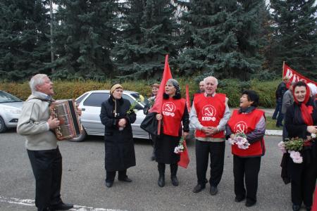 В Карачаево-Черкесии 95-летие Великого Октября отметили автопробегом, митингами, собраниями, возложениями цветов