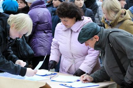 Москва. Митинг протеста против застройки сада имени Травникова