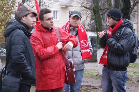 Коммунисты Тульской области отмечают 95-летие Великого Октября шествиями и митингами