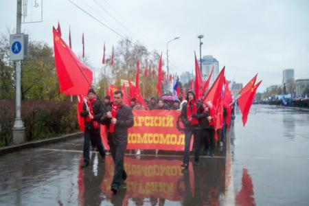 Самара. Комсомольцы поучаствовали в параде памяти "Запасная столица"