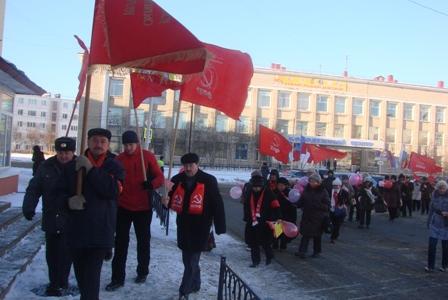 Магадан. Коммунисты провели торжественное шествие к памятнику В.И. Ленина