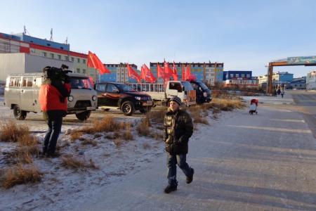 По улицам Анадыря проехала колонна автомобилей, украшенная красными флагами