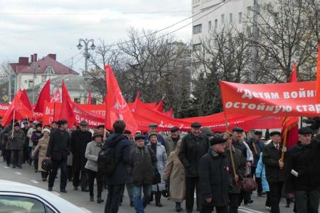 С праздником Великого Октября! Белгородские коммунисты провели демонстрацию и митинг