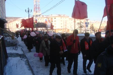 Магадан. Коммунисты провели торжественное шествие к памятнику В.И. Ленина