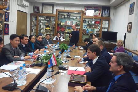Руководитель фракции КПРФ в Мосгордуме А.Е. Клычков провел встречу с делегацией из Вьетнама