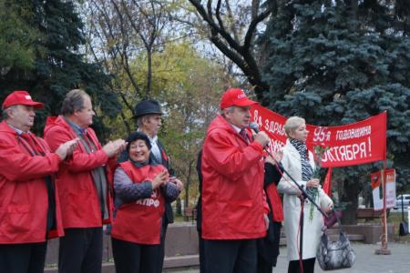 В Карачаево-Черкесии 95-летие Великого Октября отметили автопробегом, митингами, собраниями, возложениями цветов