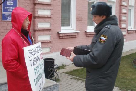 В Ульяновске коммунисты начали ежедневное пикетирование общественной приемной Медведева