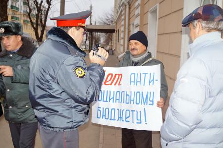 Пензенские коммунисты пикетировали Заксобрание из-за ужесточения правил проведения митингов