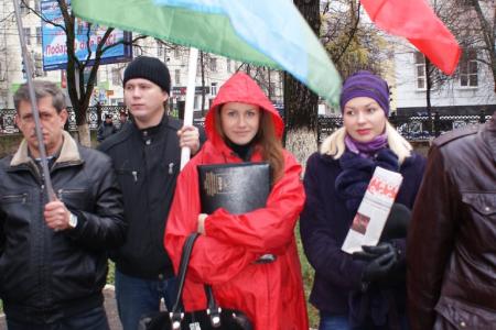 Коммунисты Тульской области отмечают 95-летие Великого Октября шествиями и митингами
