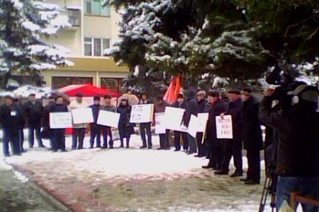 «Да здравствует Советская система образования», «Не дадим разрушить школу», Педагогам достойную зарплату», «Министра Ливанова в отставку» потребовали участники акции протеста в Черкесске
