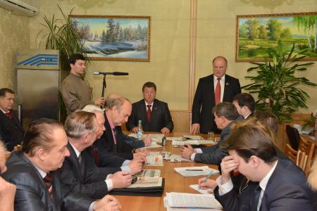 Г.А. Зюганов наградил активистов Общероссийского штаба протестных действий медалями в честь 90-летия СССР