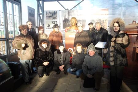 Оренбург. Коммунисты возложили цветы к бюсту И.В. Сталина