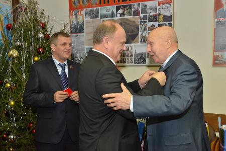 Они заложили экономический фундамент нашей страны. Г.А. Зюганов наградил группу руководителей народного хозяйства СССР