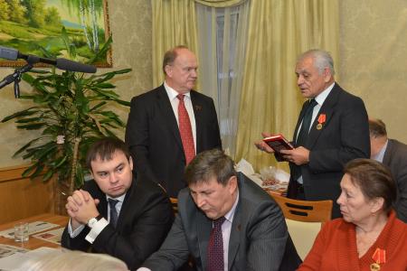 Г.А. Зюганов наградил активистов Общероссийского штаба протестных действий медалями в честь 90-летия СССР
