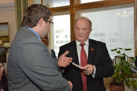 Г.А. Зюганов вручил награды «В ознаменование 90-й годовщины образования СССР»  активистам Ленинского комсомола