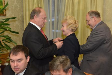 Г.А. Зюганов наградил активистов Общероссийского штаба протестных действий медалями в честь 90-летия СССР