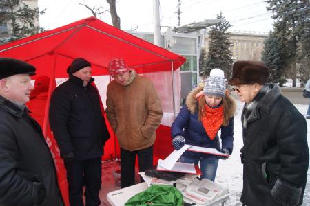 Волгоград. Печатную продукцию КПРФ распространяли Дед Мороз и Снегурочка