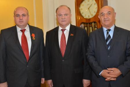 Г.А. Зюганов наградил группу коммунистов братских партий