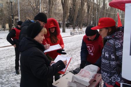 Волгоград. Печатную продукцию КПРФ распространяли Дед Мороз и Снегурочка