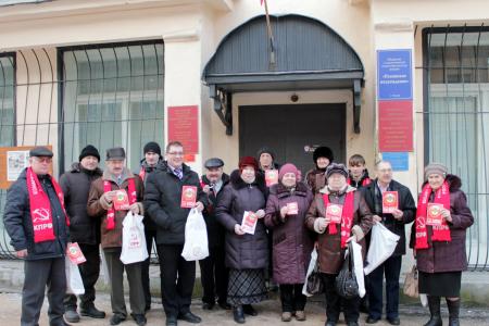 Псковские коммунисты совершили агитпроход по улицам города в честь 90-летия СССР