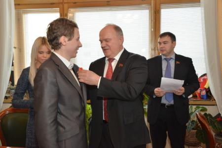 Г.А. Зюганов вручил награды «В ознаменование 90-й годовщины образования СССР»  активистам Ленинского комсомола