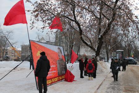 Псковские коммунисты провели пикет в честь дня рождения И.В. Сталина