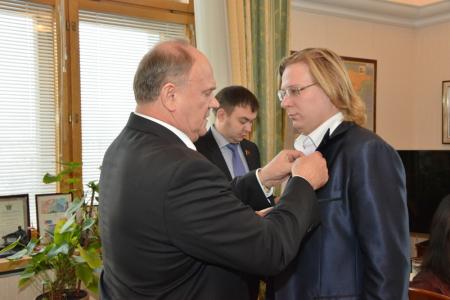 Г.А. Зюганов вручил награды «В ознаменование 90-й годовщины образования СССР»  активистам Ленинского комсомола