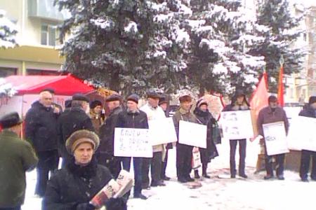 «Да здравствует Советская система образования», «Не дадим разрушить школу», Педагогам достойную зарплату», «Министра Ливанова в отставку» потребовали участники акции протеста в Черкесске