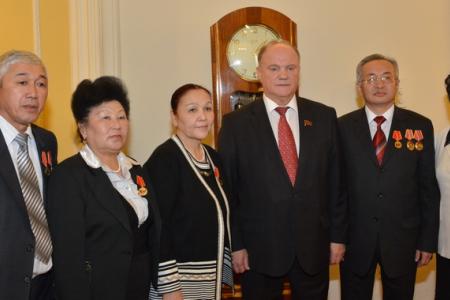 Г.А. Зюганов наградил группу коммунистов братских партий