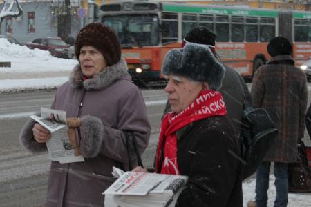 Псковские коммунисты провели пикет против платного образования
