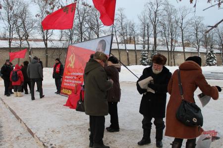 Псковские коммунисты провели пикет в честь дня рождения И.В. Сталина