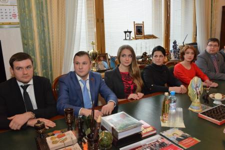 Г.А. Зюганов вручил награды «В ознаменование 90-й годовщины образования СССР»  активистам Ленинского комсомола
