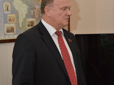 Г.А. Зюганов вручил награды «В ознаменование 90-й годовщины образования СССР»  активистам Ленинского комсомола
