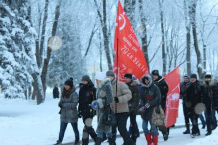 Великий Новгород: Комсомольцев с красными флагами пытались не пустить в колонну молодежи для шествия в кремль в день освобождения города от немецко-фашистской оккупации