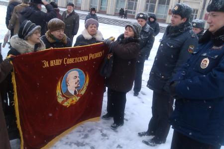 На возложении цветов к памятнику В.И.Ленину в Туле полиция запретила разворачивать красный флаг. Но его всё равно развернули!