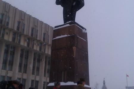 На возложении цветов к памятнику В.И.Ленину в Туле полиция запретила разворачивать красный флаг. Но его всё равно развернули!